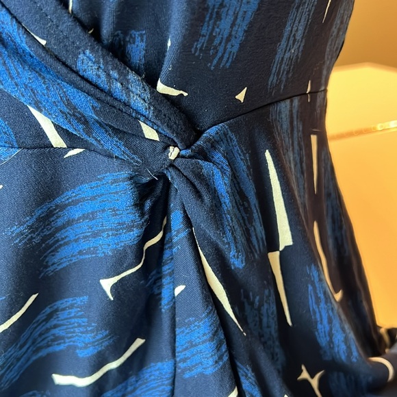 💙ANN TAYLOR BLUE & WHITE V NECK WRAP TO SIDE 3/4 SLEEVE TOP SIZE SMALL💙 - Picture 8 of 14